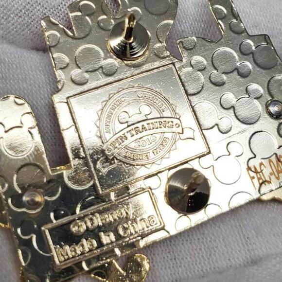 Disney Zootopia Enamel Pin - Nick and Judy Running NIP - Picture 6 of 7